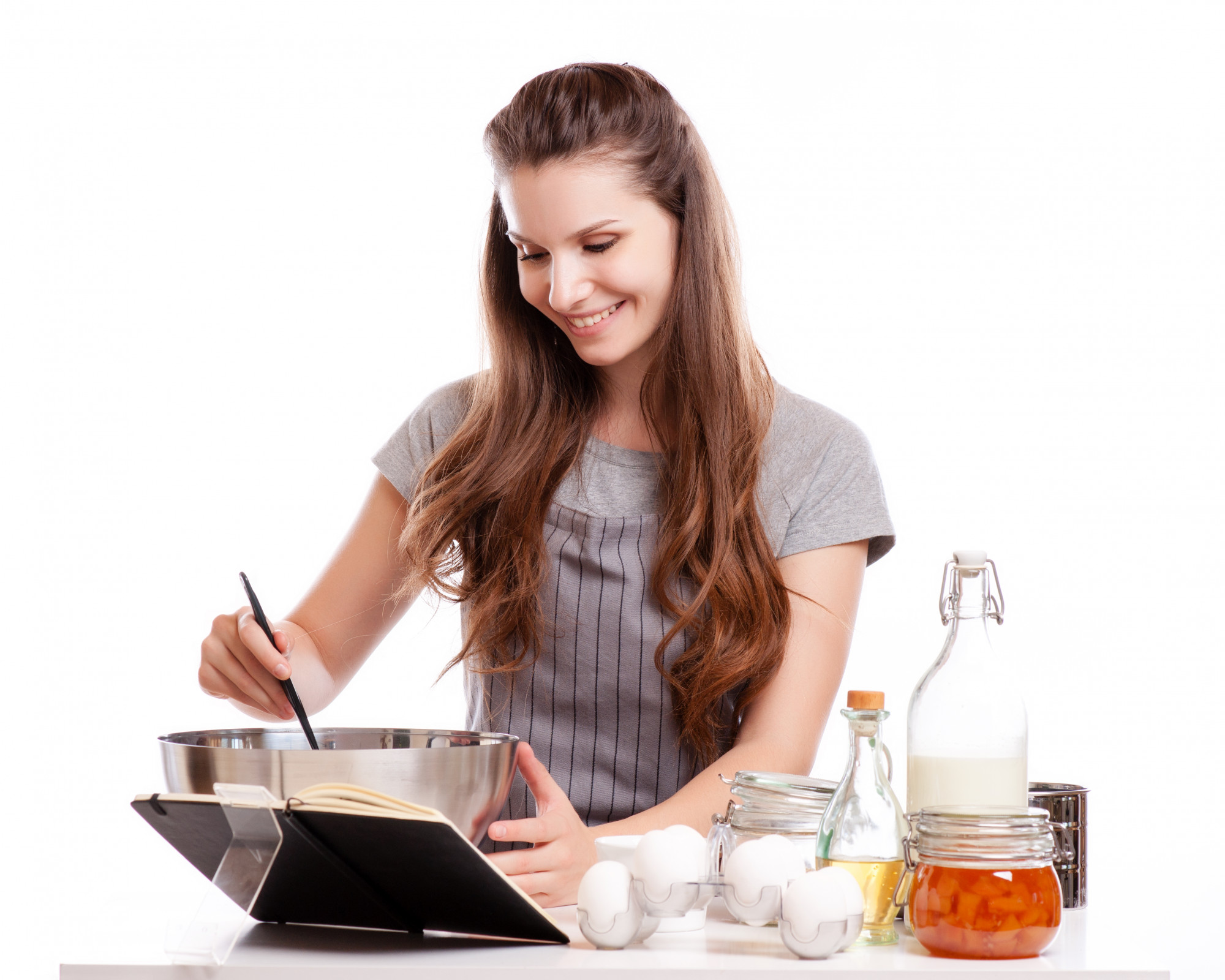 Studente che cucina in una cucina domestica
