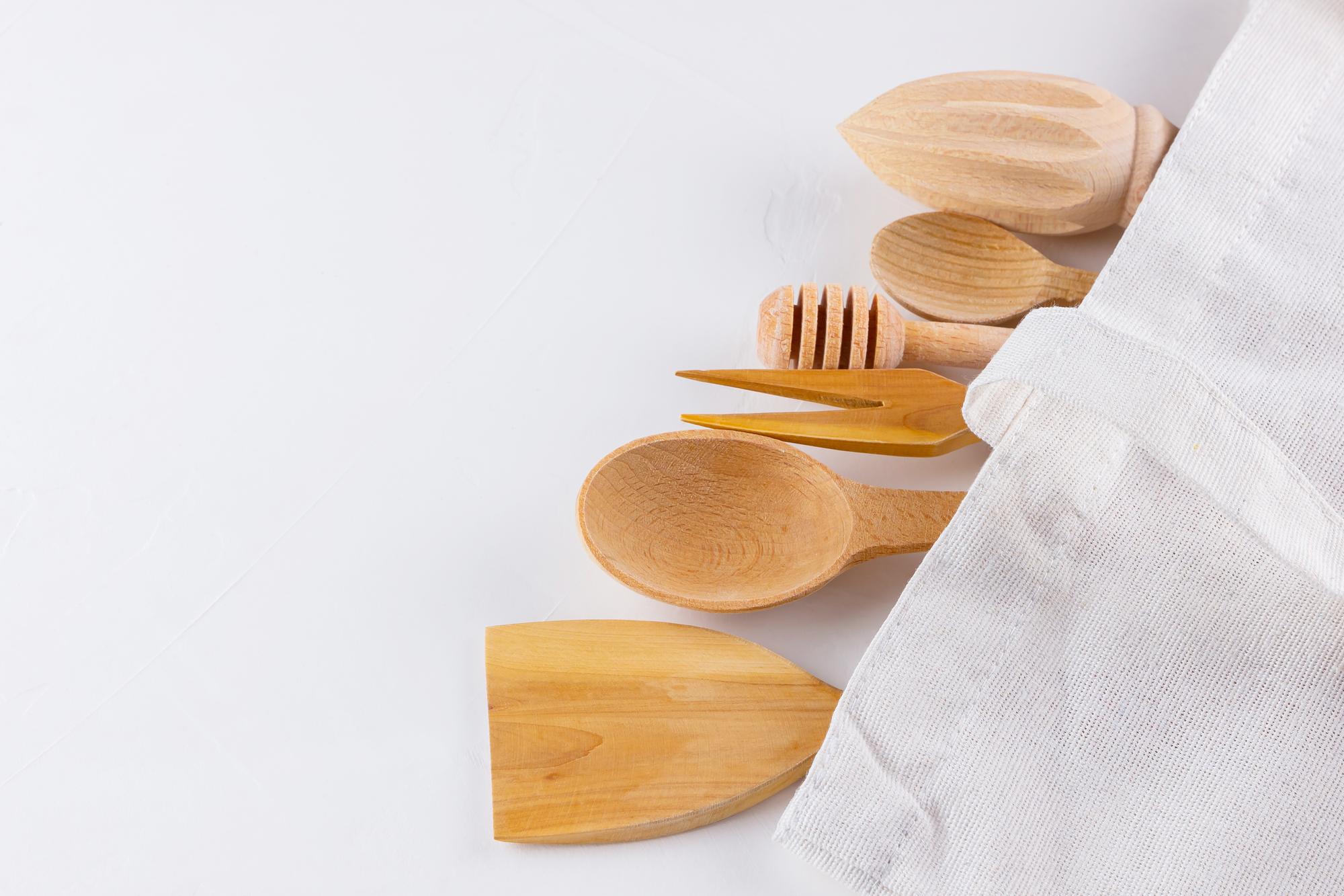 Set di utensili da cucina su tavolo